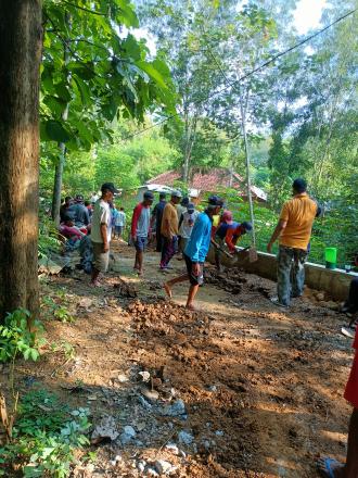 Gotong royong perbaiki jalan ke makam